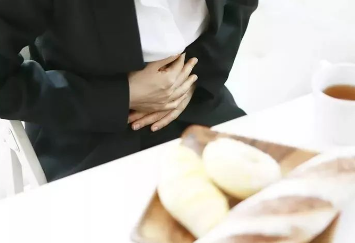 只是覺得胃疼，卻意外查出“癌”，61歲阿姨崩潰，醫(yī)生說手術做不了…